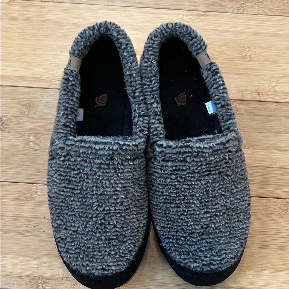 Men’s Acorn Classic Moccasin black and tan Fuzzy Slippers size 9-10